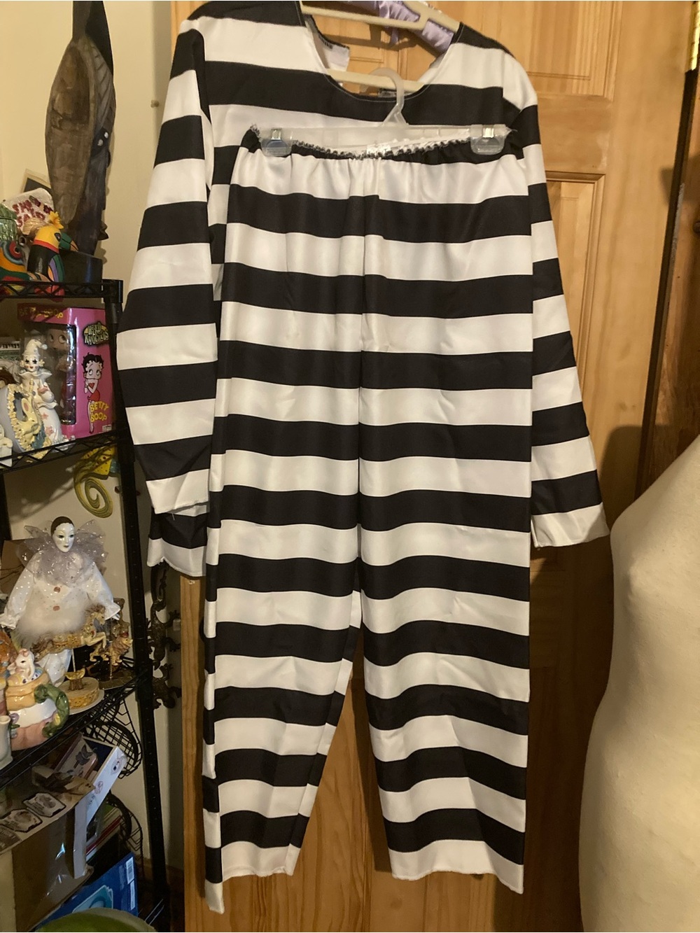 Spirit Jailbird Black & White adult costume/cosplay - Picture 8 of 12